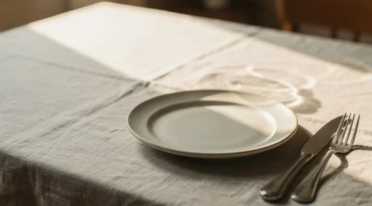 Personne couvrant délicatement une oreille dans un environnement lumineux et calme, évoquant la sensibilité auditive au quotidien