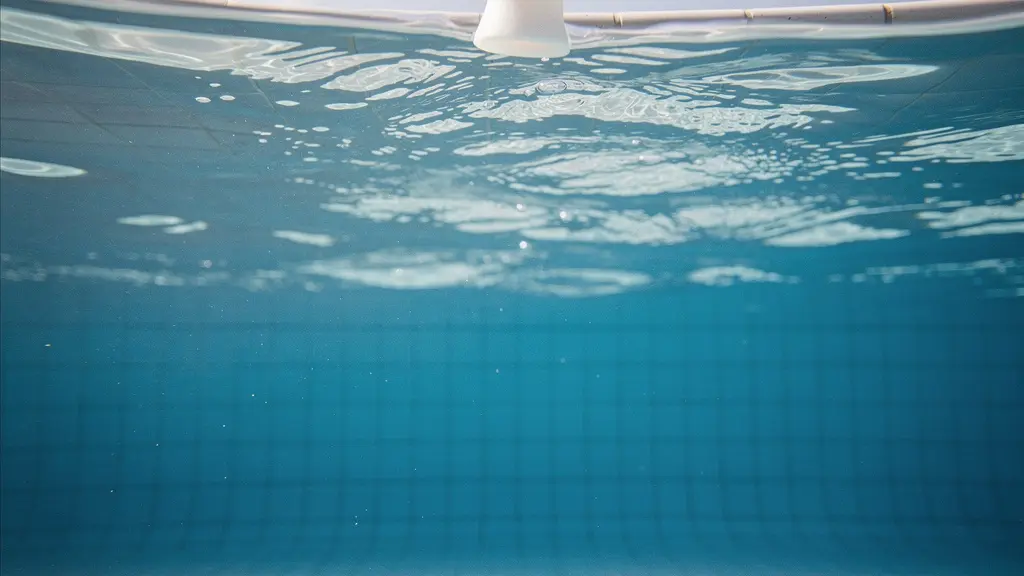 Environnement aquatique vu depuis sous la surface, avec une lumière filtrée symbolisant la barrière protectrice nécessaire pour l'oreille