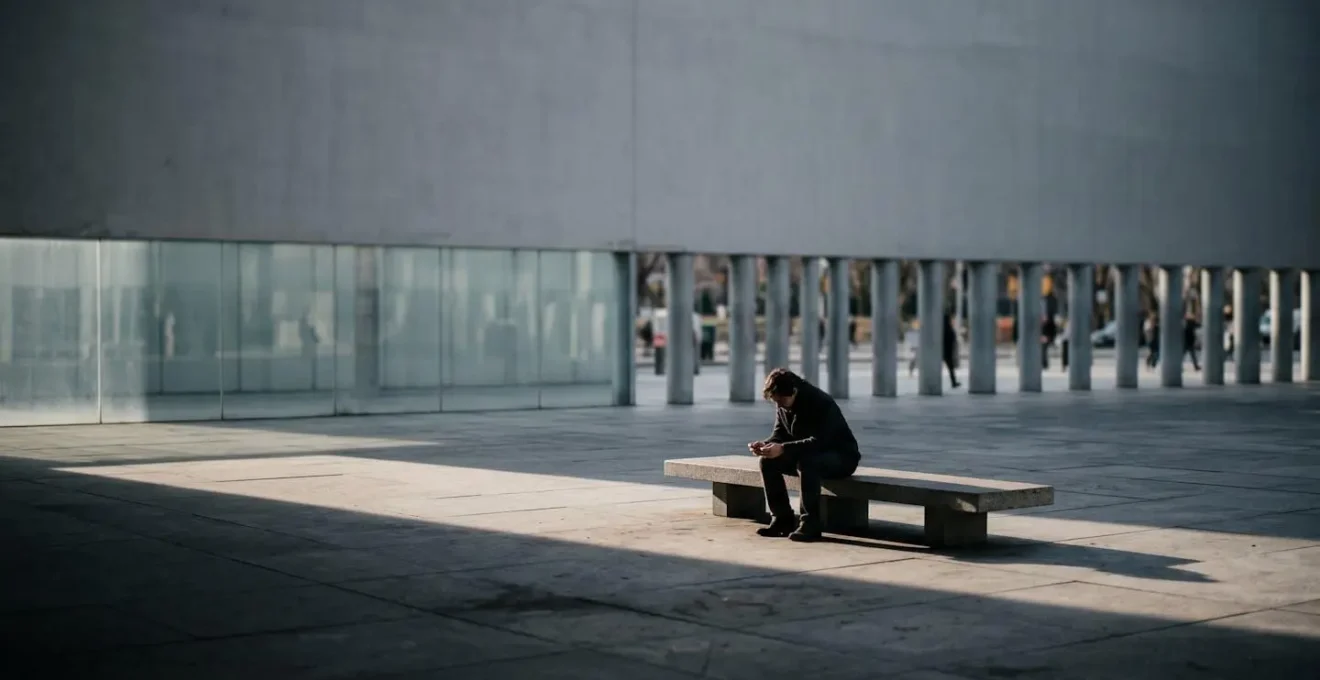 Composition symbolique évoquant la solitude et l'isolement avec des éléments visuels métaphoriques dans un environnement minimaliste