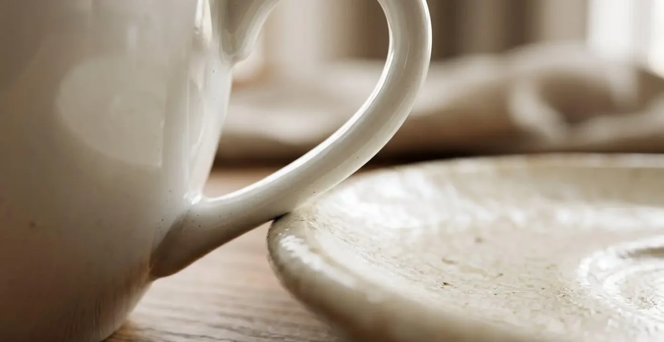 Objets du quotidien produisant des sons aigus dans un environnement domestique minimaliste