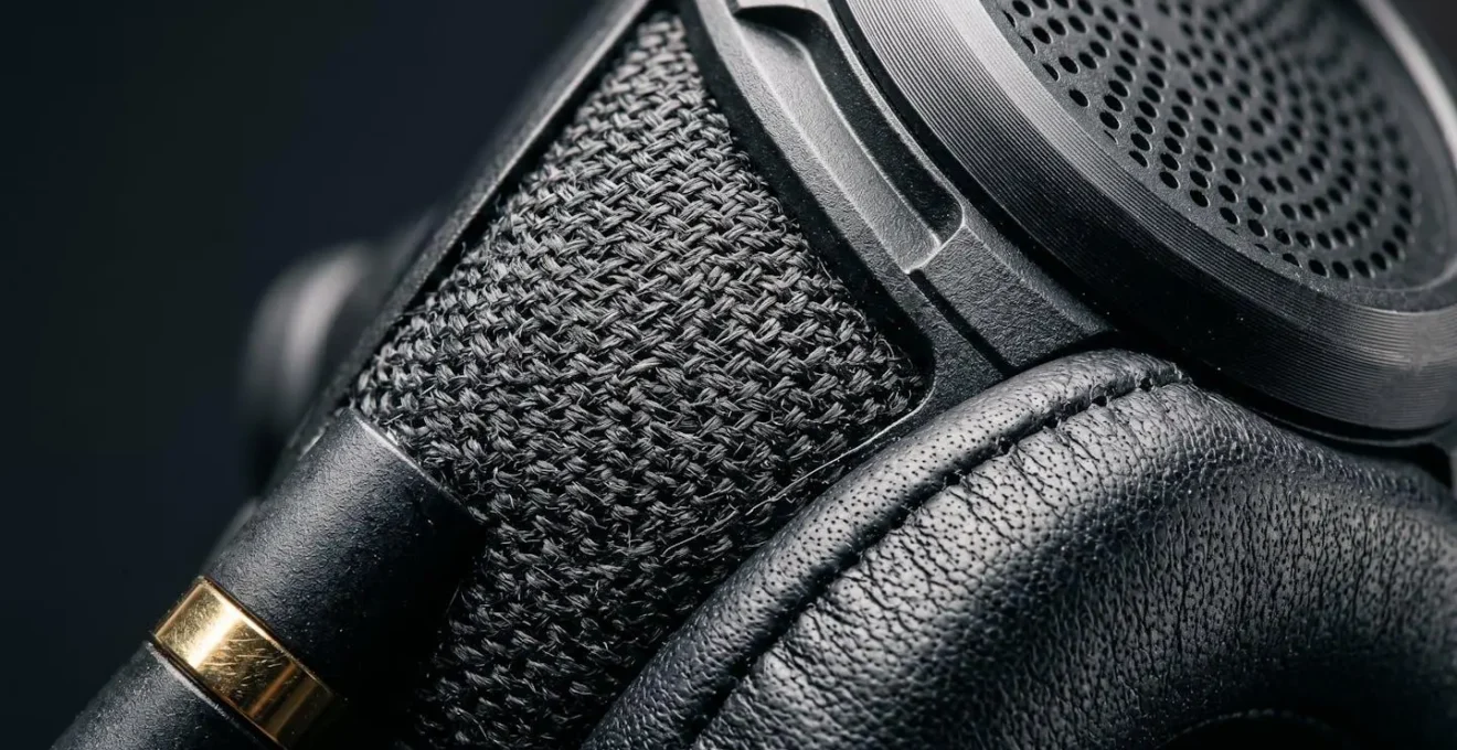 Vue macro de composants audio d'un casque audio montrant les détails techniques et la texture des matériaux