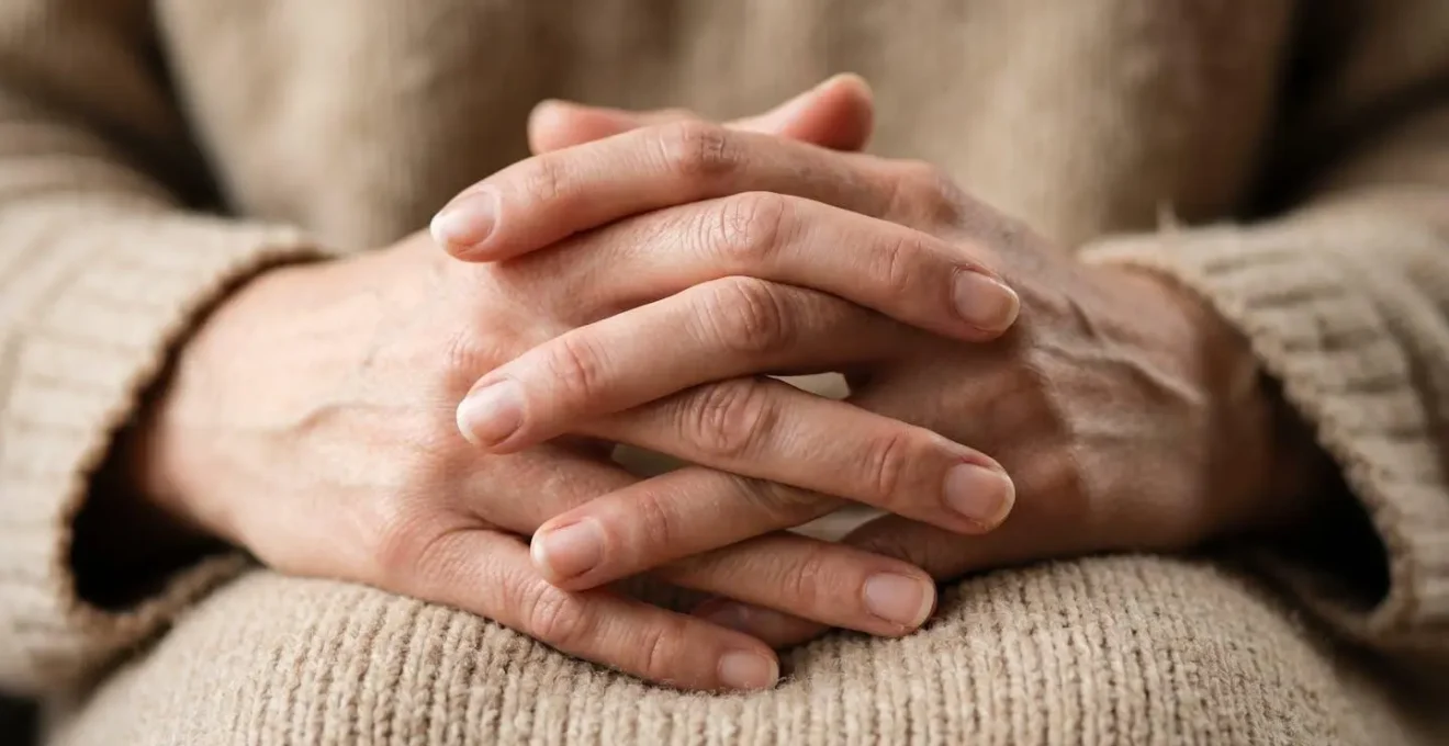 Détail des mains en position de relaxation illustrant une technique de sophrologie pour soulager les tensions musculaires